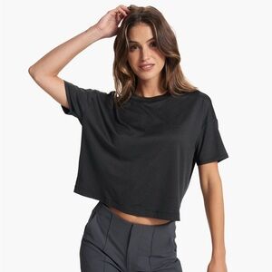 Vuori energy tee in Cape Heather (Green) not Black as shown